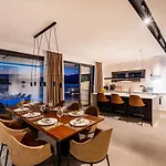 فيلة Luxury Novita With Pool
