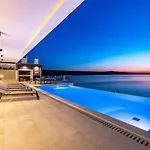 Luxury Novita With Pool فيلة
