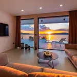 Luxury Novita With Pool فيلة