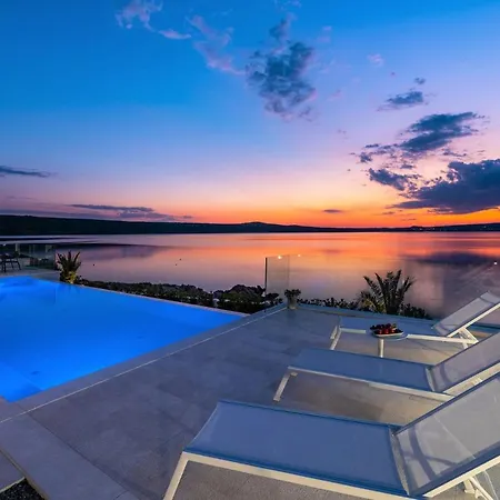 Luxury Novita With Pool Villa