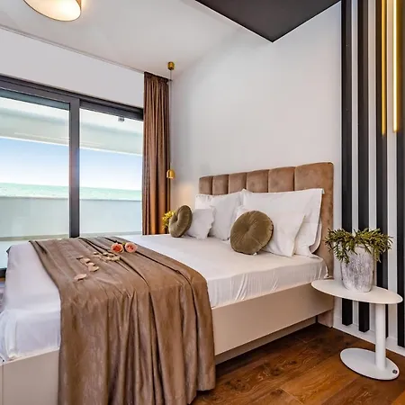 ヴィラ Luxury Novita With Pool *