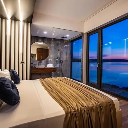 ヴィラ Luxury Novita With Pool *