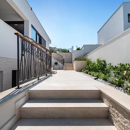 Luxury Novita With Pool