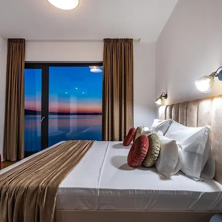 Luxury Novita With Pool Villa *
