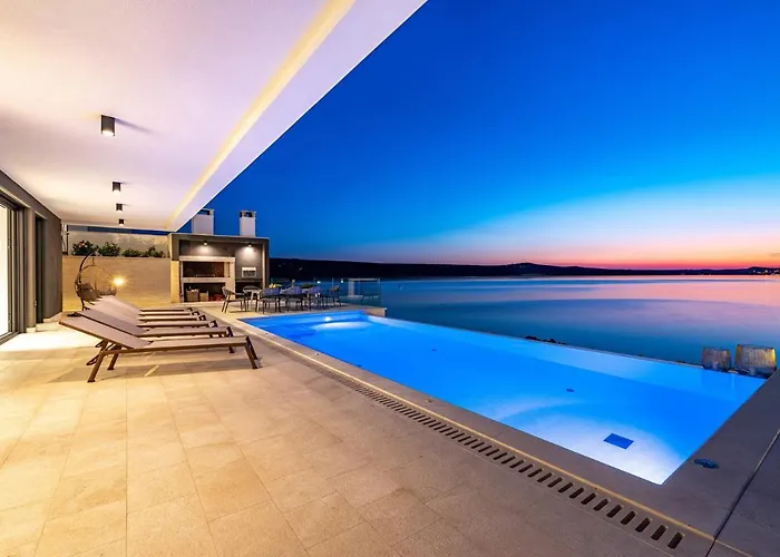 Luxury Novita With Pool Villa