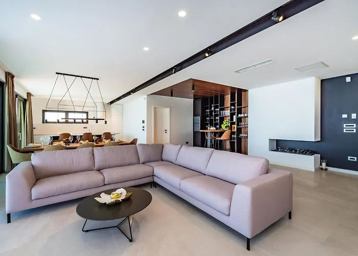 Luxury Novita With Pool