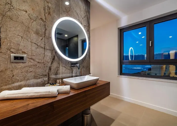 Luxury Novita With Pool