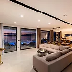 Luxury Novita With Pool