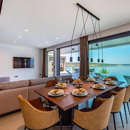 Luxury Novita With Pool