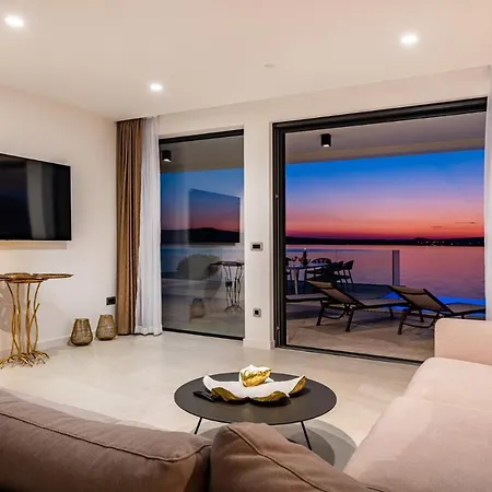 Luxury Novita With Pool