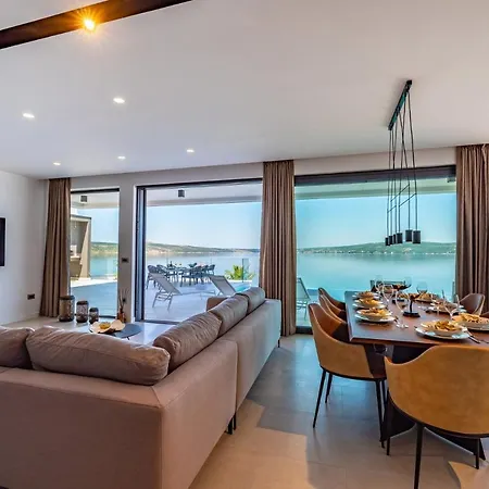 Luxury Novita With Pool