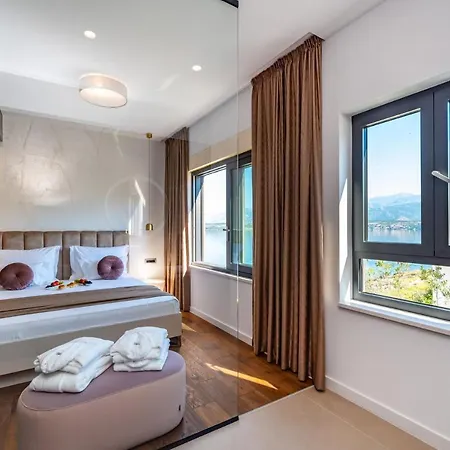 Luxury Novita With Pool Villa *