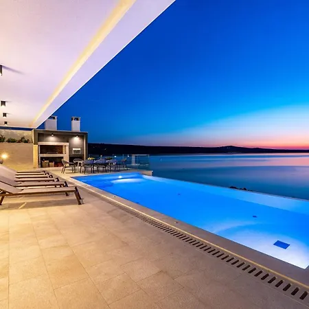 Luxury Novita With Pool Villa