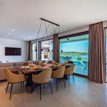 Luxury Novita With Pool