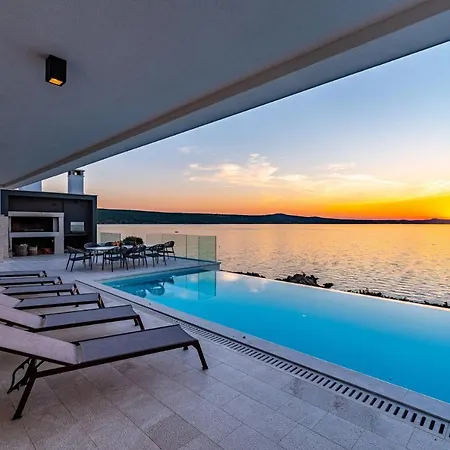 Luxury Novita With Pool Villa *