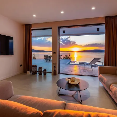 Luxury Novita With Pool Villa