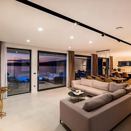 Luxury Novita With Pool