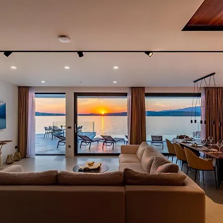 Luxury Novita With Pool Villa *