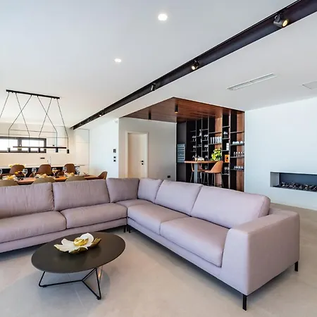 Luxury Novita With Pool