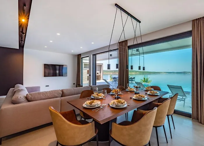 Luxury Novita With Pool