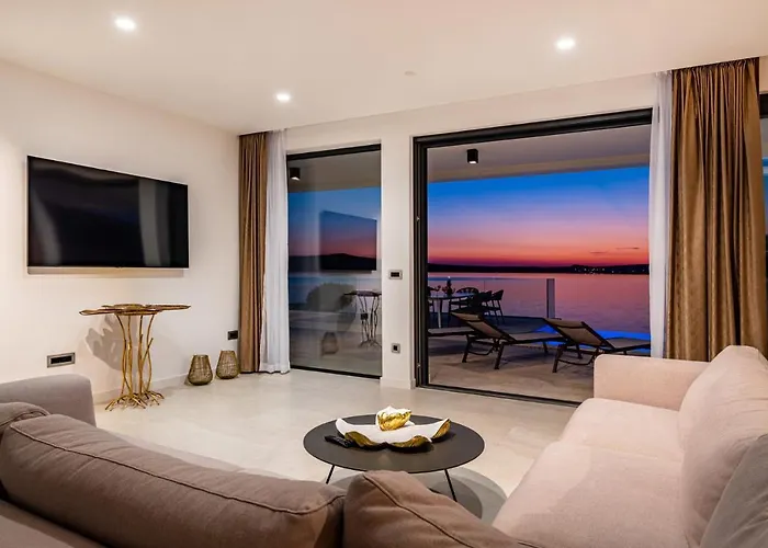 Luxury Novita With Pool