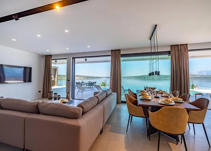 Luxury Novita With Pool