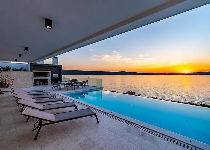 Luxury Novita With Pool Vila *