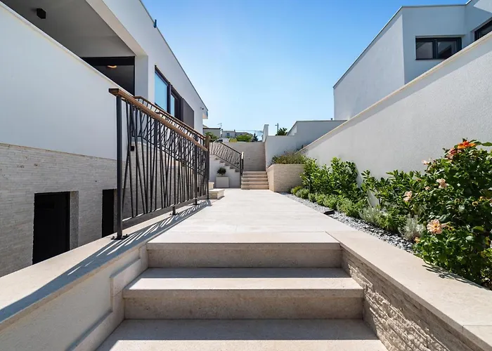 Luxury Novita With Pool
