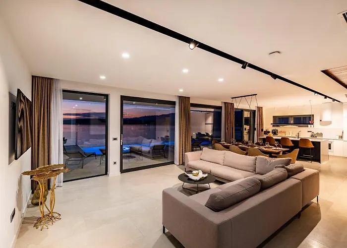 Luxury Novita With Pool